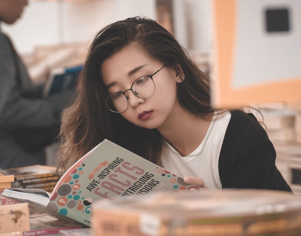 如果视频中的女子是你女儿，你会怎么办？，视频女子身份揭秘，如果是我的女儿，我会如何应对？